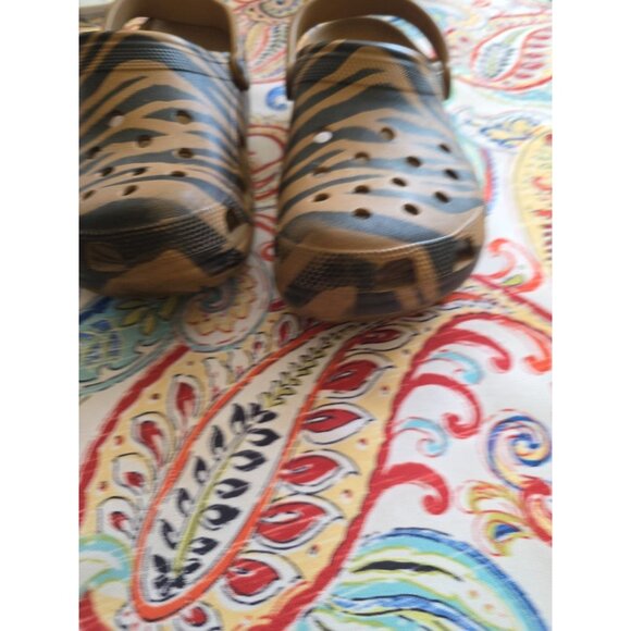 Crocs Classic Mens Size 12 Animal Print Clog Comfort Slip Resistant - Picture 2 of 8